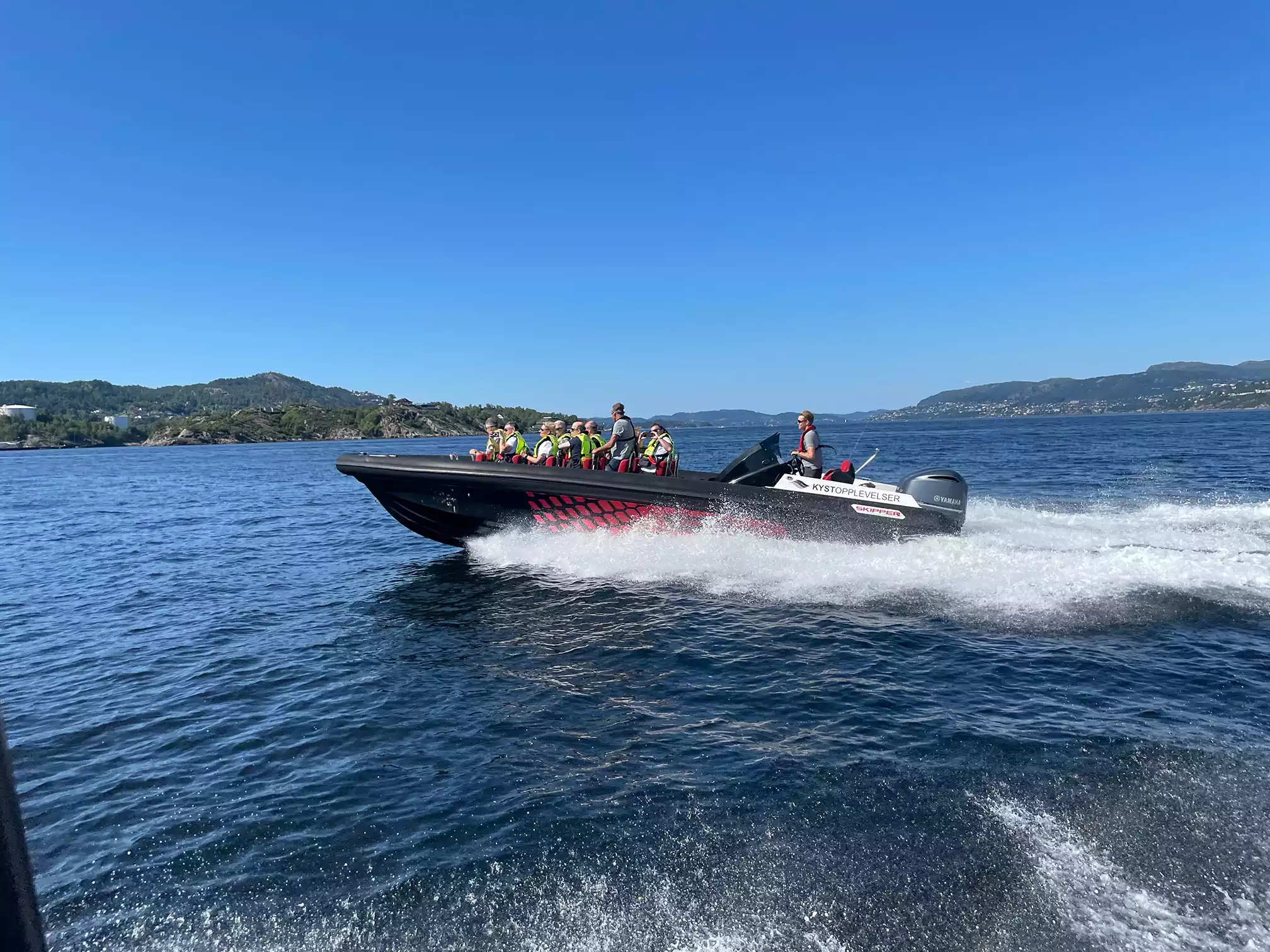 RIB-båt i høy fart på sjøen i Bergen